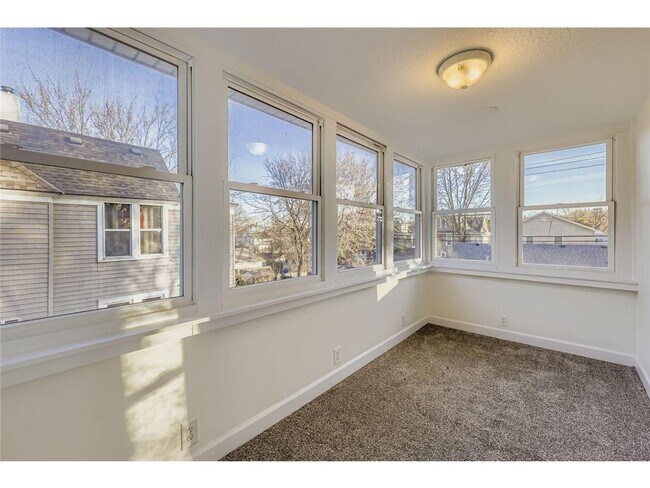 Building Photo - 988 Reaney Ave E