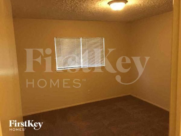 Building Photo - 2418 Aprilmont Dr