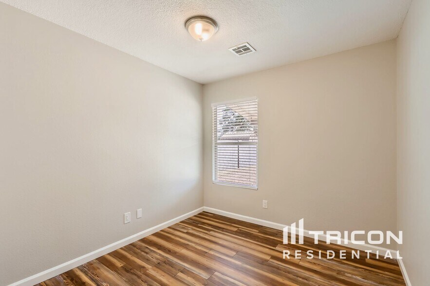 Building Photo - 673 E Estrella Dr