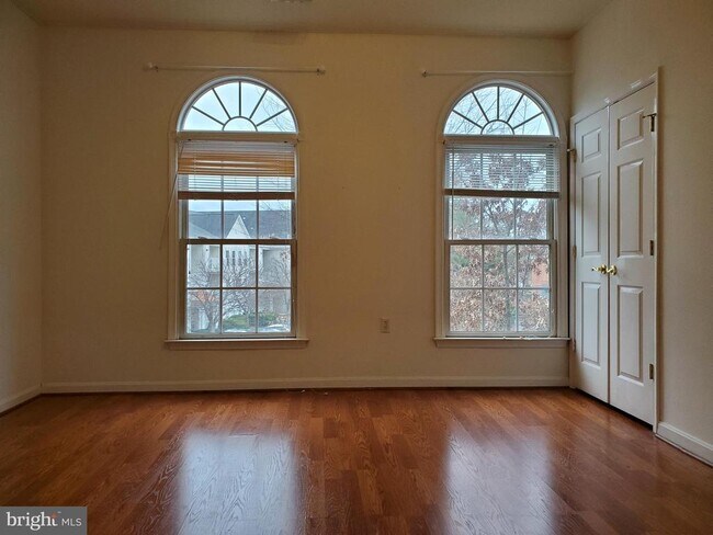 Building Photo - 420 Main St