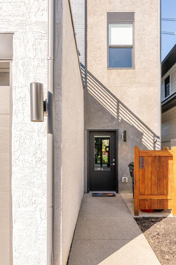 Building Photo - 598 Lathrop St