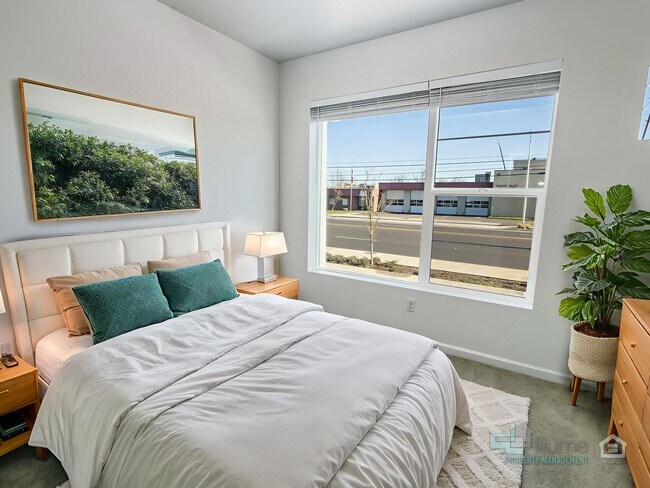 Building Photo - Charming 2-Bedroom, 2.5-Bathroom Home in Hillsboro