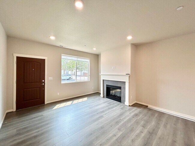 Building Photo - Stunning 2 Bed, 2.5 Bath Craftsman Townhome with Community Amenities!