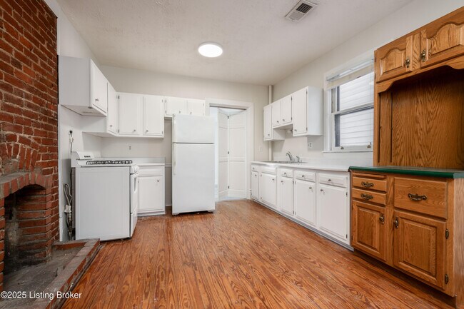 Building Photo - 1704 Rosewood Ave