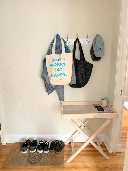 Entryway - 3252 Fremont Ave S