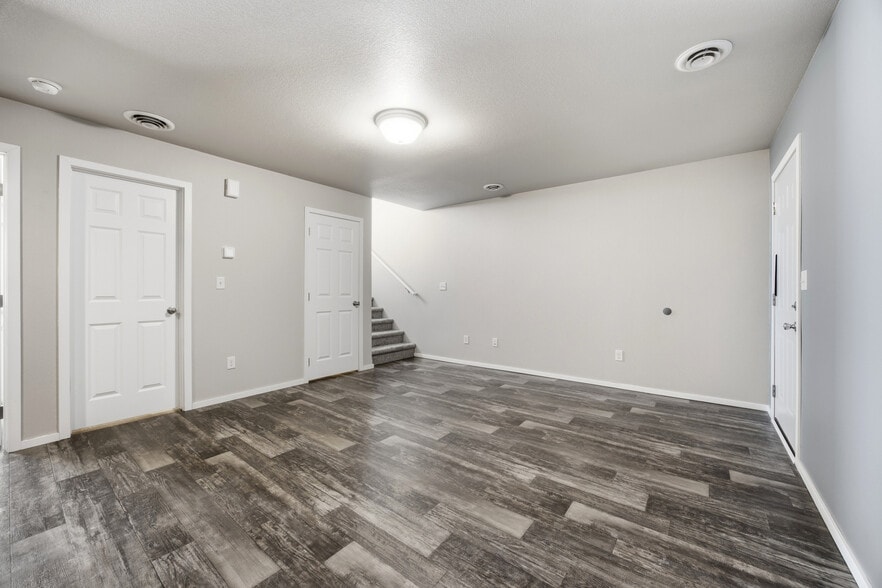 Building Photo - 4304 Estate Dr S