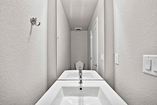 Building Photo - Last Townhouse Available! Beautiful Newer Build Close to Overlook Station