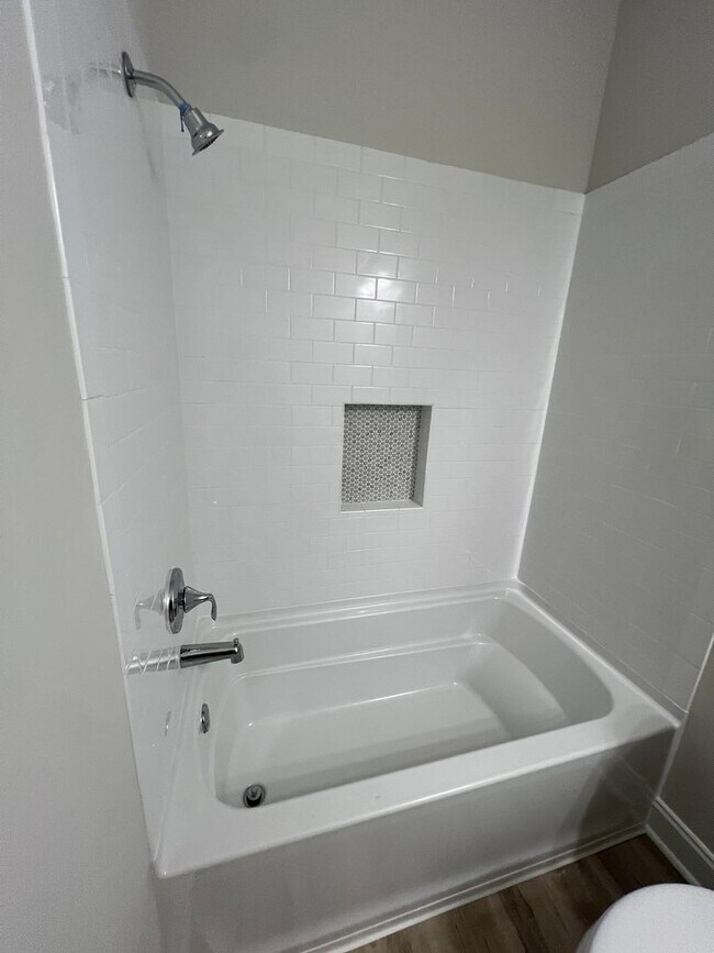 Building Photo - 3 Bed 2 Bath Home with Porches and Huge Ba...