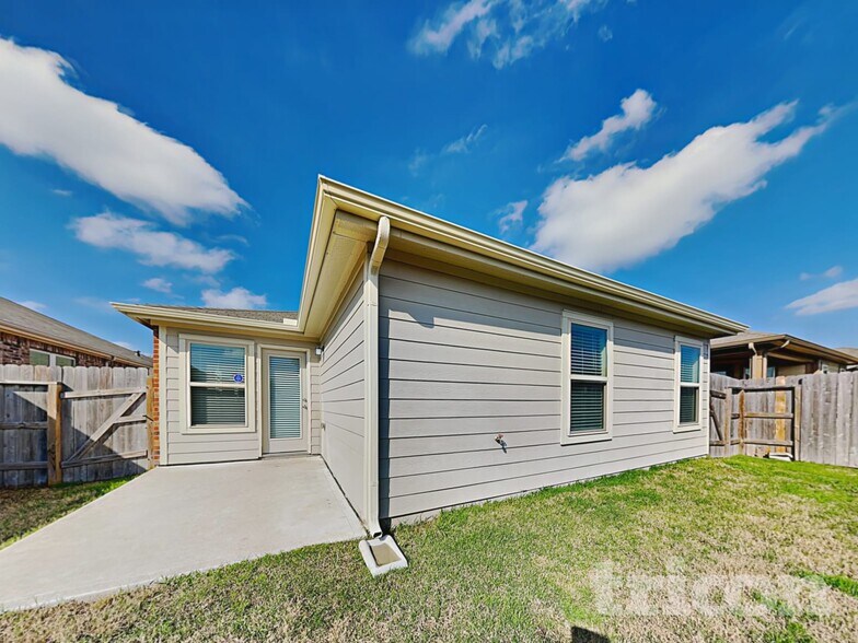 Building Photo - 20660 Dunrobin Dr