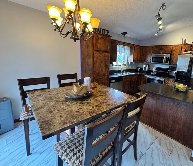 Building Photo - 4 Bed Single Family Backs up to Park