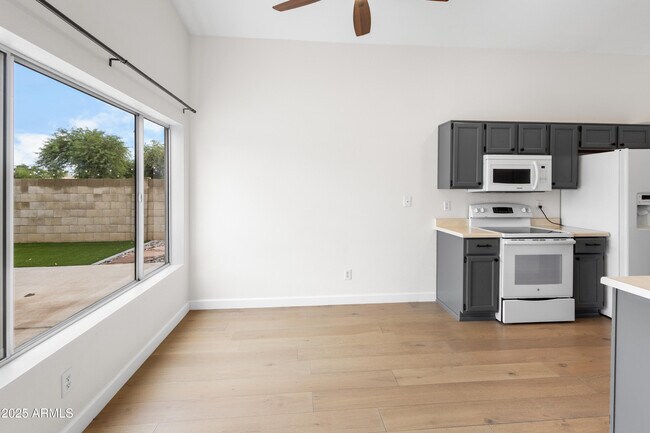 Building Photo - 3404 E Lavey Ln