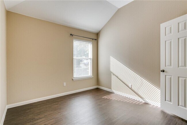 Building Photo - 1402 Shamitas Ct