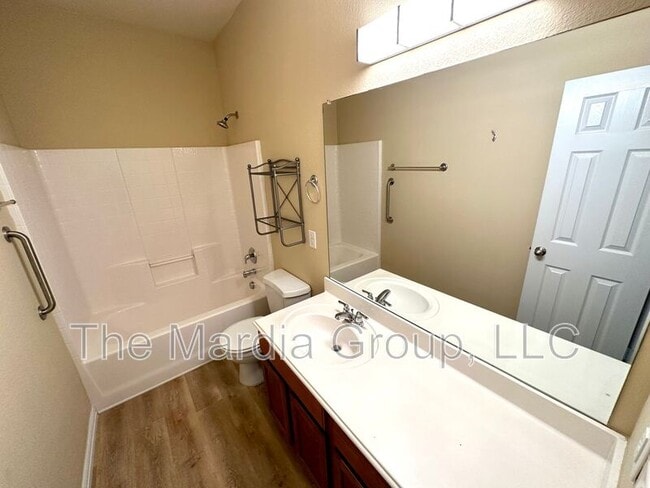Building Photo - 221 Creekwood Dr