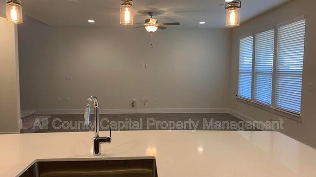 Building Photo - 13907 Osmarea Dr