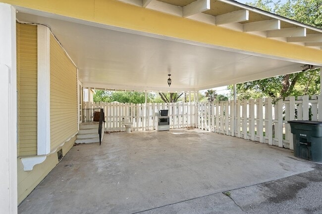 Building Photo - 603 E Losoya St