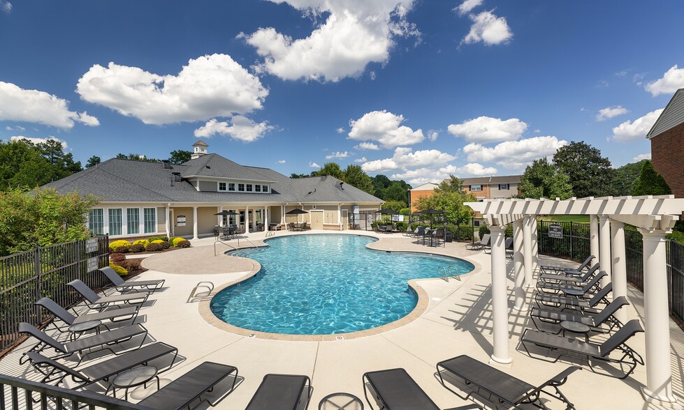 Resort-style Swimming pool and Sundeck - Abbington West End