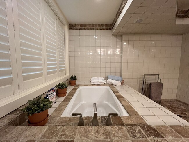 Building Photo - Spacious 1 Bedroom ADU Steps to OHSU with Soaking Tub, Rain Shower, and Treeline Views