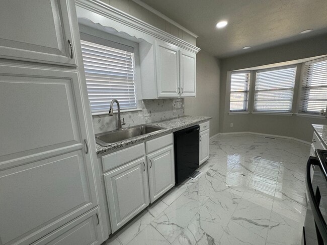 Building Photo - COMING SOON: Gorgeous 4 bedroom 2 bathroom home in Broken Arrow