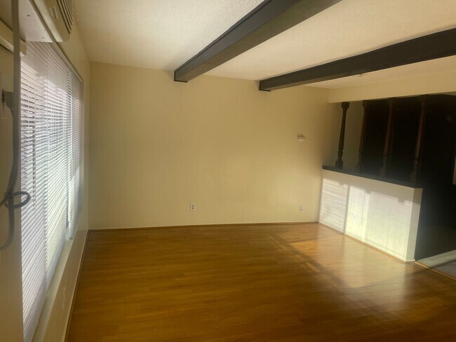 Building Photo - 322 E Live Oak St