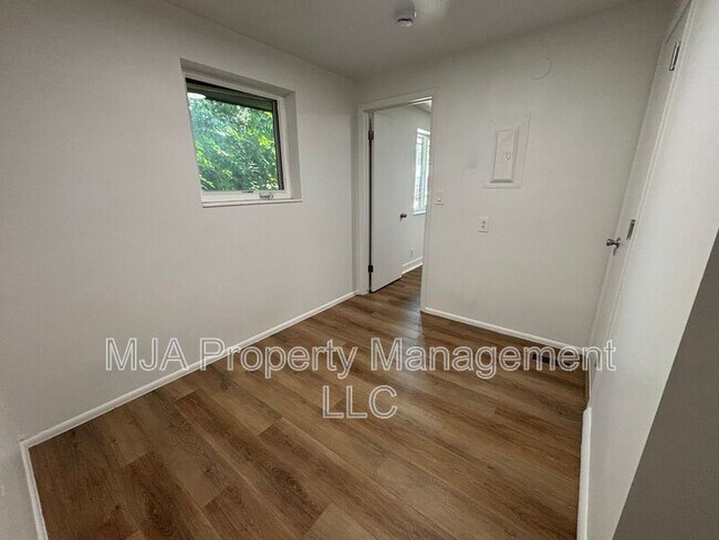 Building Photo - 2564 S 8th E