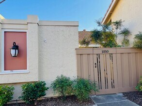 Building Photo - Wonderful, single level townhome w/attached garage available for move-in now!