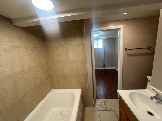 Building Photo - Shaul Properties - 419 1/2 W 14th