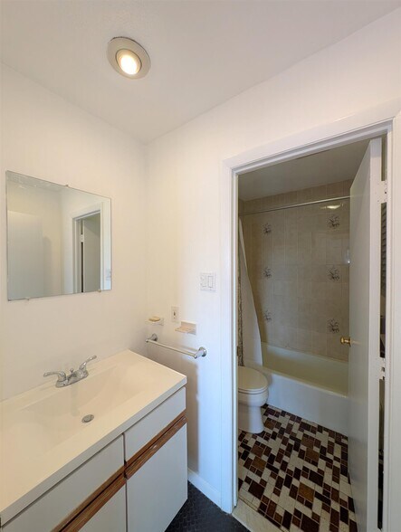 Building Photo - 10 Roberts St