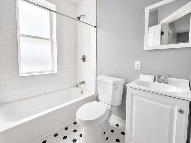 Building Photo - 924 Maple Terrace