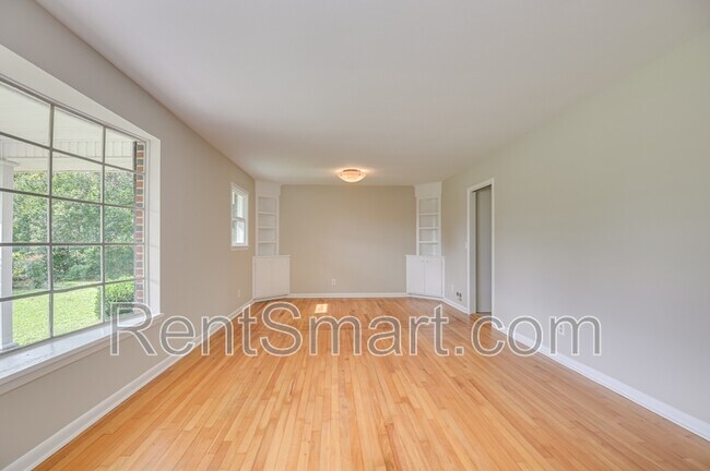 Building Photo - 202 Spring Dr