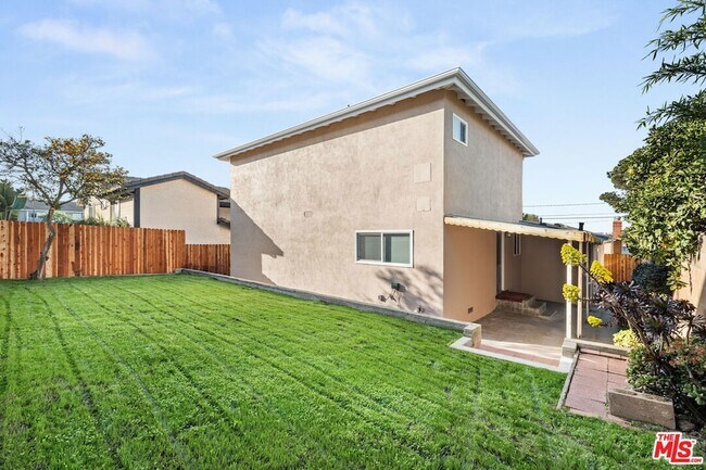 Building Photo - 1814 1/2 Spreckels Lane Unit
