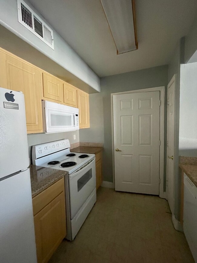 Building Photo - Cozy Condo