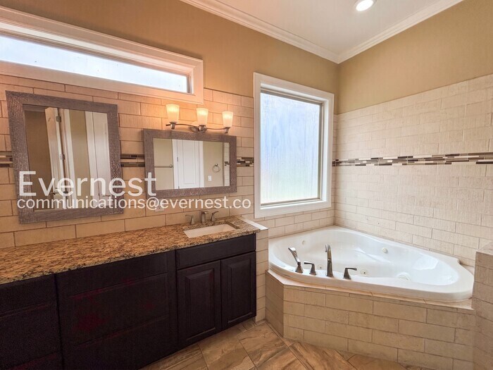 Building Photo - 21208 Oak Dale Dr