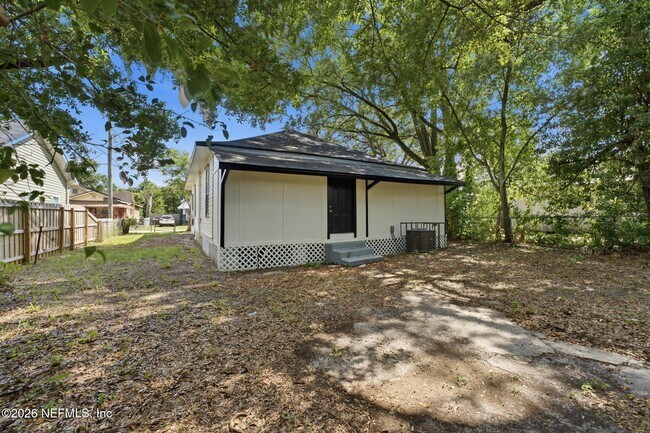 Building Photo - 1123 E 14th St