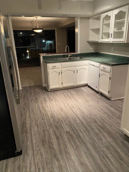 Kitchen - 1131 Roselawn Ln SE