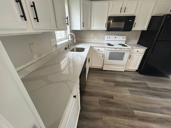 Building Photo - Updated Townhome