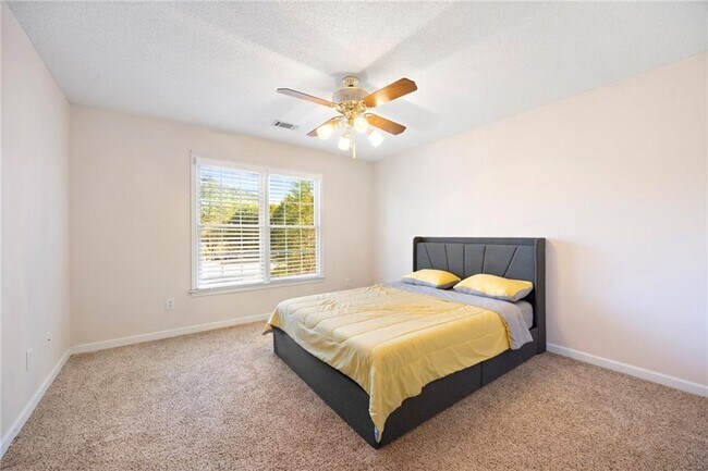 Building Photo - 165 Redspire Ln