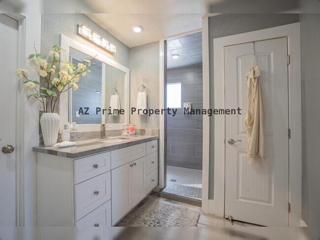 Building Photo - 1942 W Indianola Ave