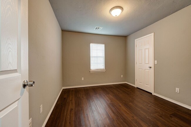 Building Photo - Move in Special !! $250 Off your First Full Month Rent! Beautiful Large 4BD/2BTH Home Near Tinker...