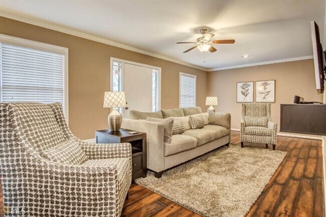 Building Photo - Discover the charm of this cozy single-family home, where your dreams can take shape and flourish!