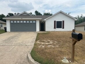 Building Photo - READY TO MOVE IN SPECIAL $800.00 OFF 1ST F...