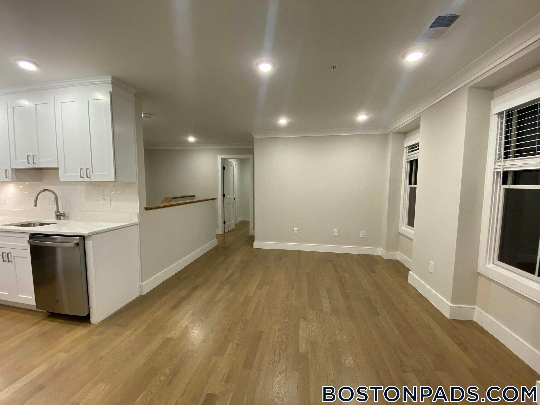 Building Photo - 303 Maverick St