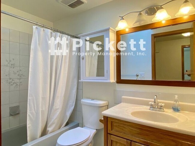 Building Photo - Lovely 3 Bed Island Lake Tri-level