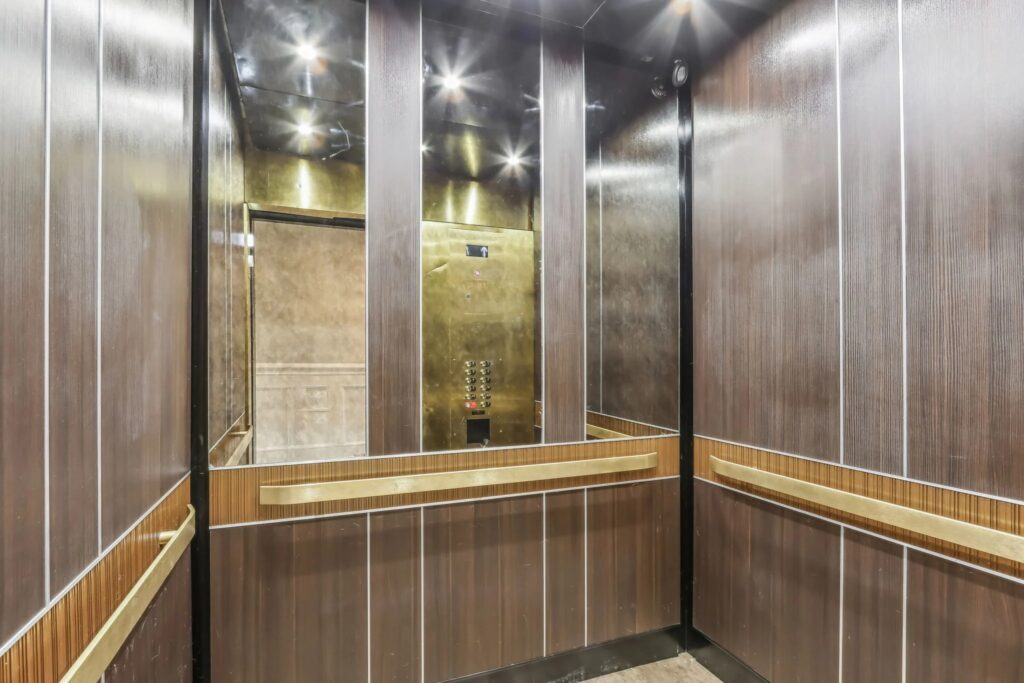 Building Photo - 1150 N La Salle Dr