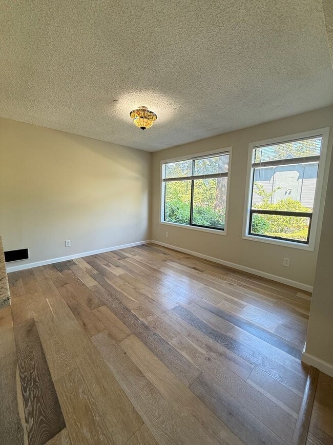 Building Photo - Well Maintained 2BD/2BTH Lynnwood Condo for Lease in Gated Community!