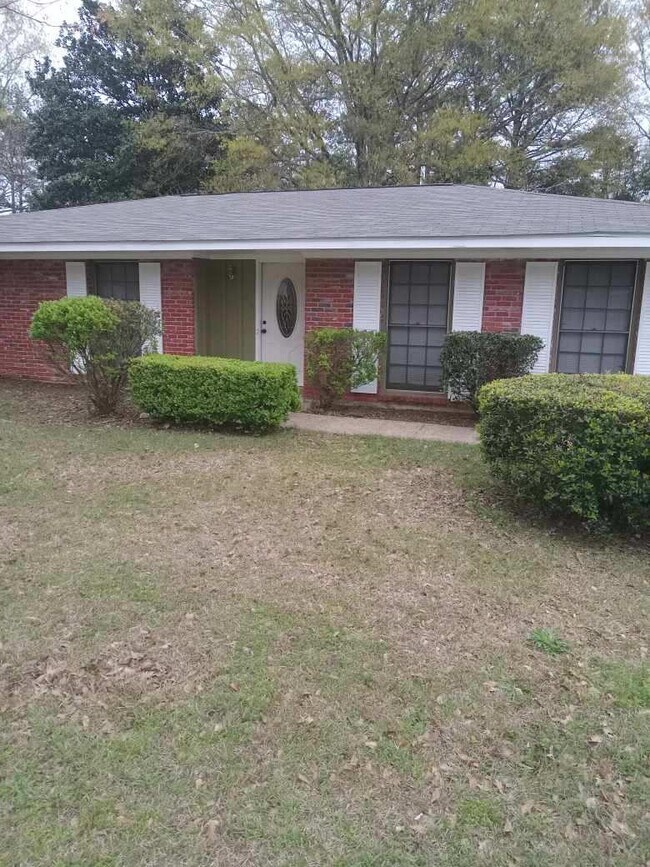 Primary Photo - 1002 E University Dr