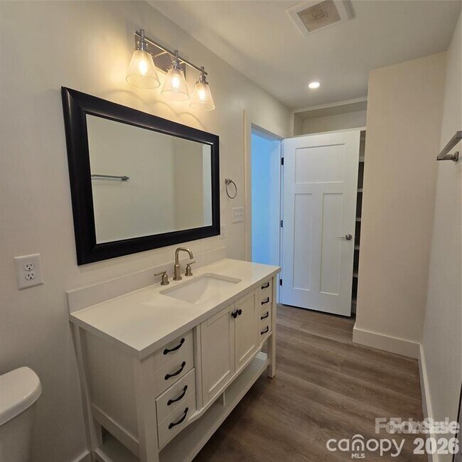 Building Photo - 421 Kingfield Dr SW