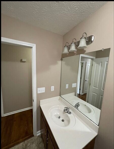 Building Photo - 1053 Red Apple Ct