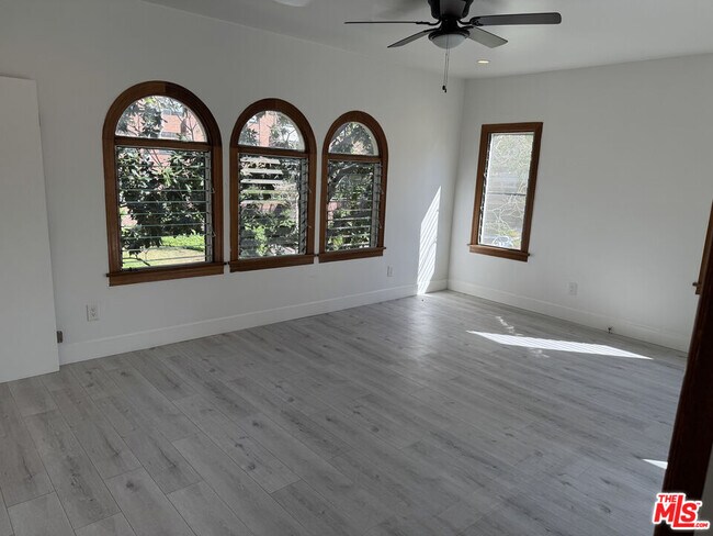 Building Photo - 243 N Swall Dr