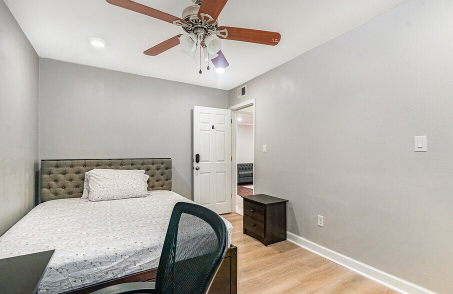 Room 1 - 1700 SW 16th Ct