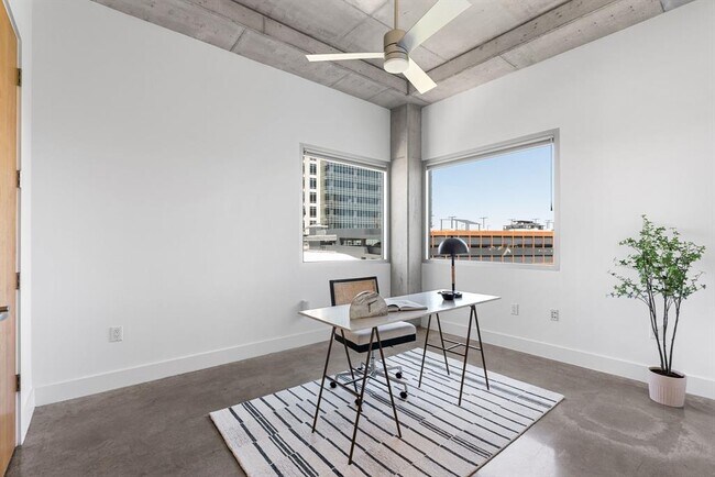 Building Photo - 800 W 5th St